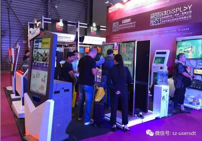 客戶(hù)參觀(guān)液晶拼接屏產(chǎn)品