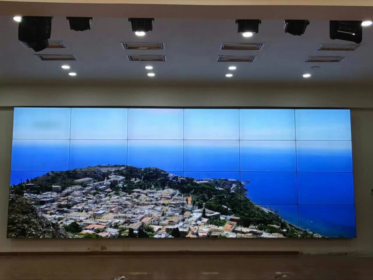 當你遇到需要移動(dòng)液晶拼接屏幕時(shí)，你必須移動(dòng)來(lái)做到這一點(diǎn)