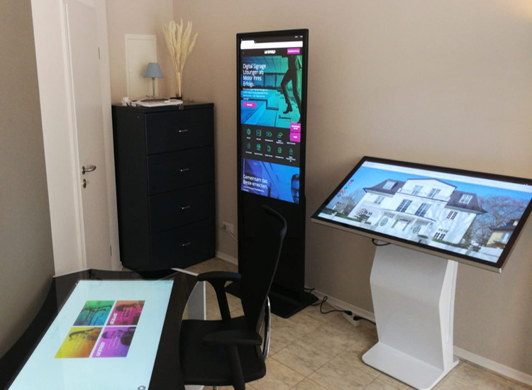 觸摸液晶廣告機在商場(chǎng)超市的應用價(jià)值